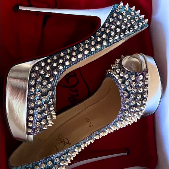 Meet Debbie, your Posher, and her closet favorites! - Picture 16 of 17